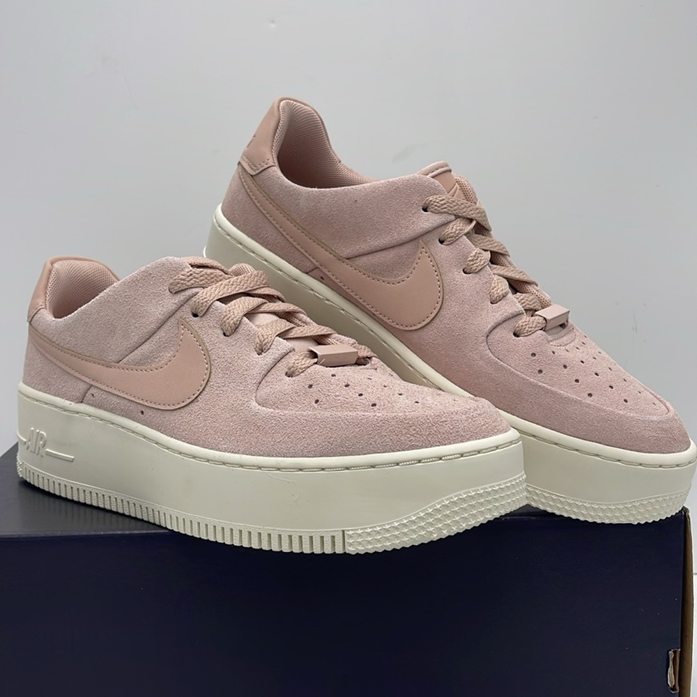 Nike WMNS Air Force 1 Sage Low
Platform Sneakers
Particle Beige/Phant
AR5339-201 - Picture 5 of 16